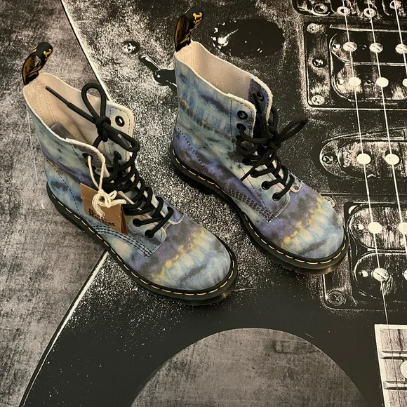 NEW Dr. Martens Boots - Picture 9 of 15
